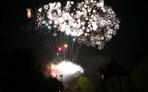 Dancing Professional 100 Shots Z Shaped Display Cake Fireworks Price